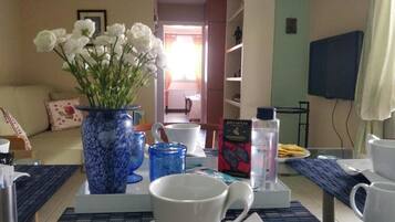 Comfort Apartment, 1 Bedroom, Balcony | In-room dining