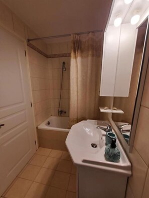 Departamento, 1 habitación, balcón | Baño | Tina, secadora de cabello, toallas, jabón