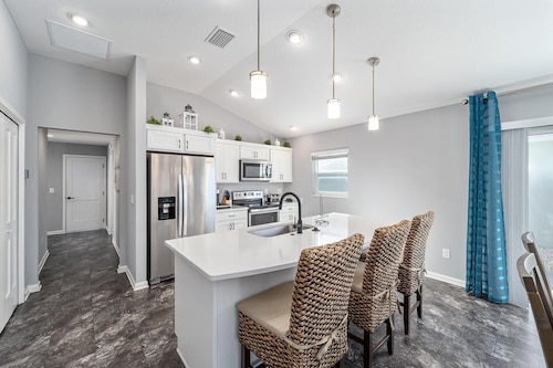 Deja Blu - Waterfront 3BR Retreat walk to Brownwood | Sunset Views & Private Lanai