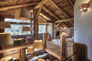 55-cm Smart TV with satellite channels, pay movies, streaming services