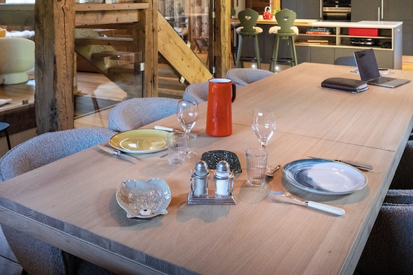 55-cm Smart TV with satellite channels, pay movies, streaming services