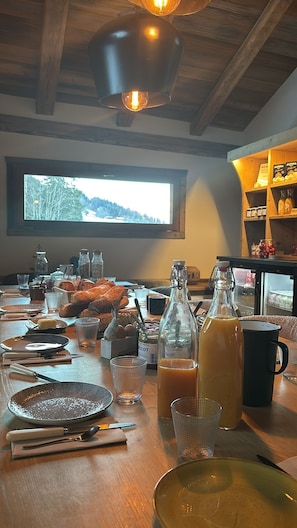Daily continental breakfast (EUR 1 per person)