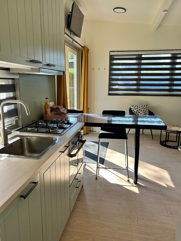 Fridge, microwave, oven, stovetop - Tiny Sun House (Heinkenszand)