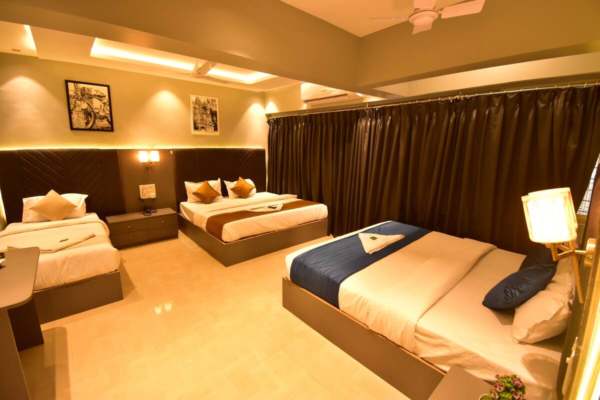 Family Room | Hypo-allergenic bedding available, desk, laptop workspace, WiFi (free)