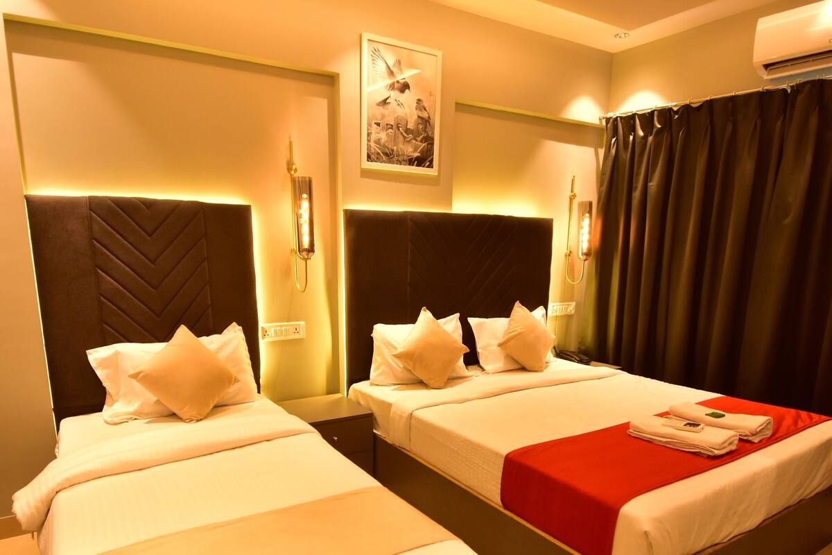 Luxury Triple Room | Hypo-allergenic bedding available, desk, laptop workspace, WiFi (free)