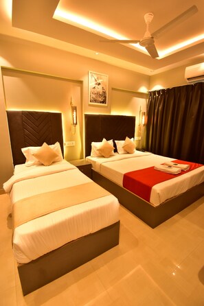 Luxury Triple Room | Hypo-allergenic bedding, desk, laptop workspace, free WiFi