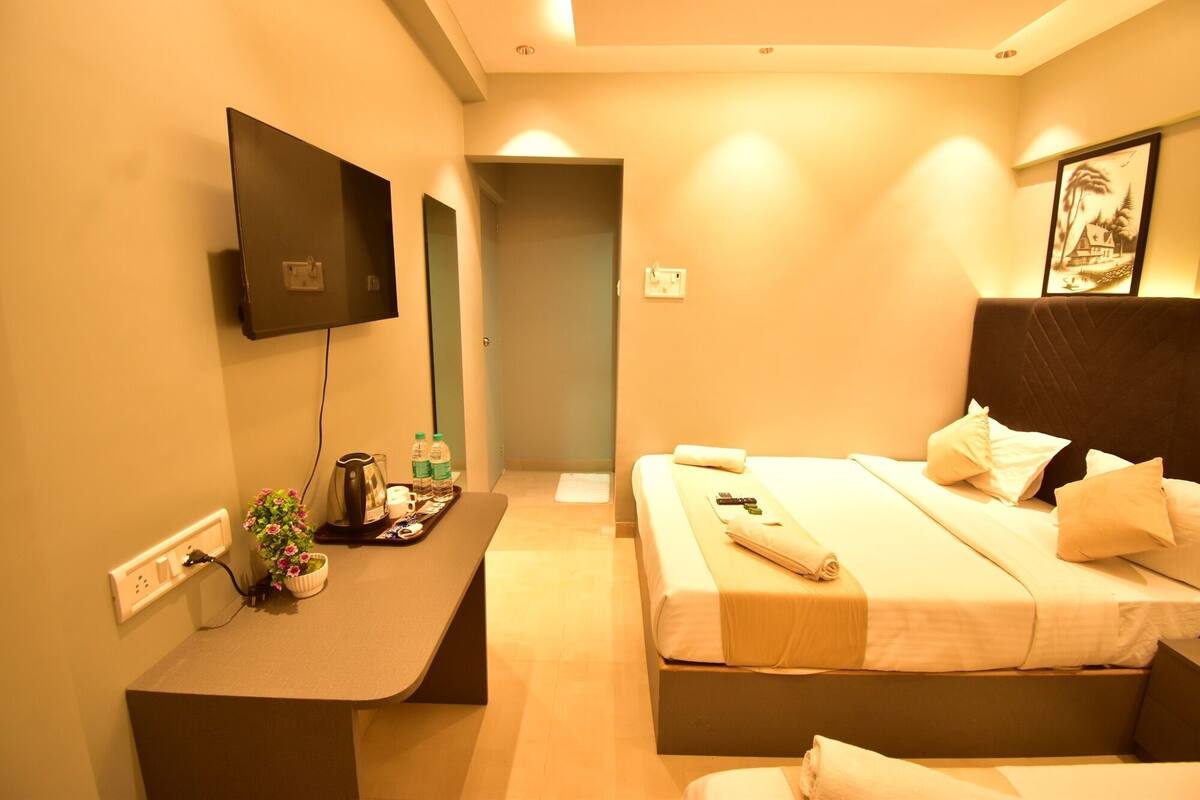 Deluxe Double Room | Hypo-allergenic bedding available, desk, laptop workspace, WiFi (free)