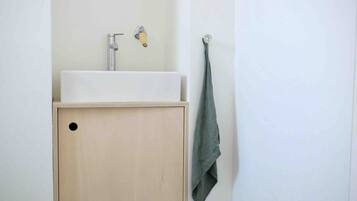 Regadera, secadora de cabello, toallas, jabón