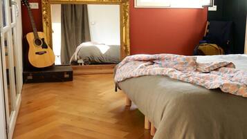 4 habitaciones, tabla de planchar con plancha, wifi y ropa de cama