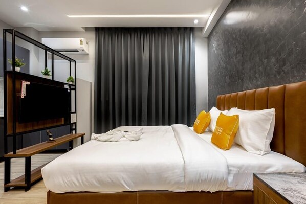 Separate tub and shower, free toiletries, hair dryer, bathrobes