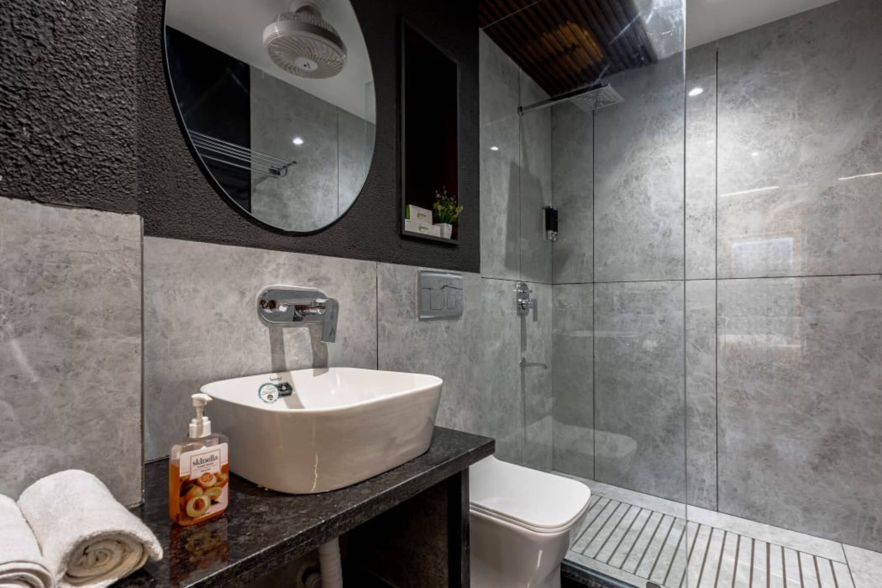 Bañera y ducha independientes, artículos de tocador gratuitos