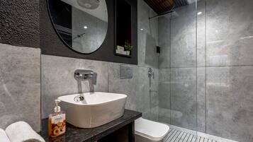 Bañera y ducha independientes, artículos de tocador gratuitos