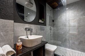 Baignoire et douche séparées, articles de toilette gratuits