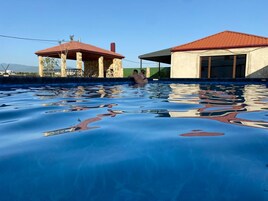 Una piscina al aire libre de temporada