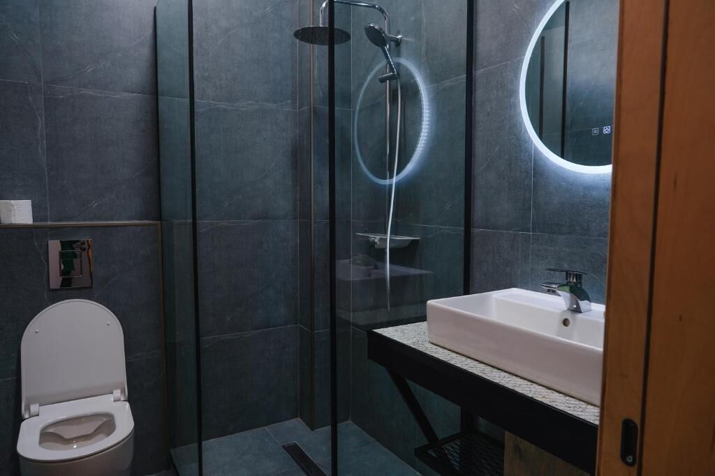 Doppia Basic, vista cortile | Bagno | Doccia, asciugamani