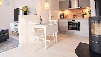 Fridge, oven, stovetop, coffee/tea maker