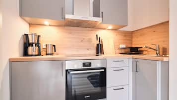 Fridge, oven, stovetop, coffee/tea maker