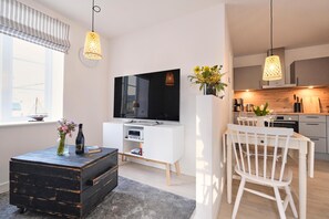 Kjøleskap, ovn, kokeplater og kaffetrakter/tekoker