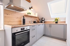 Kjøleskap, ovn, kokeplater og oppvaskmaskin