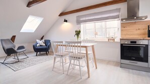 Une cuisine moderne avec un plafond en bois, un four encastré et une fenêtre offrant une belle vue.