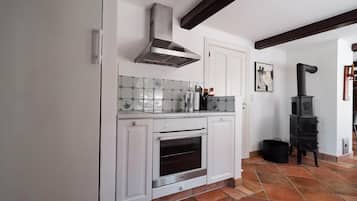 Fridge, oven, dishwasher, coffee/tea maker
