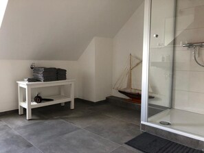 Douche, sèche-cheveux