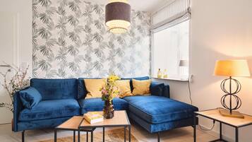 Een televisie en een open haard