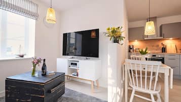 Een koelkast, een oven, een kookplaat, een vaatwasser