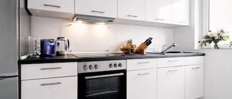 Frigorífico, horno, placa de cocina y cafetera o tetera