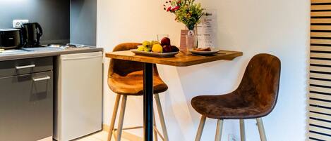 Refrigerador, parrilla de estufa y cafetera y tetera