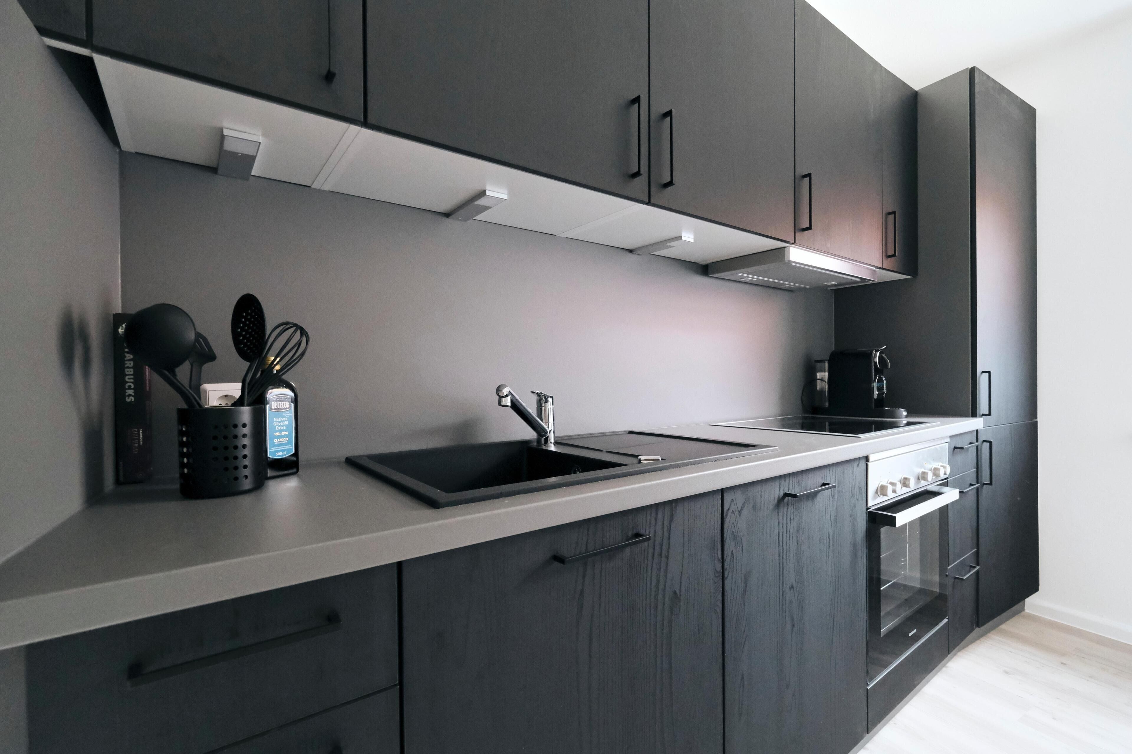 Køleskab, ovn, kogeplade, kaffe-/temaskine