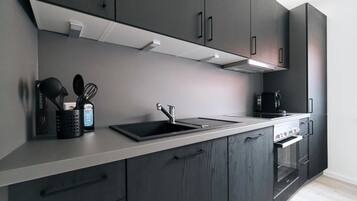 Kjøleskap, ovn, kokeplater og kaffetrakter/tekoker