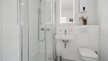 Regadera, secadora de cabello, toallas