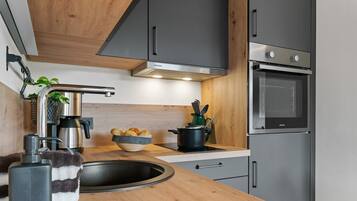 Fridge, oven, stovetop, dishwasher