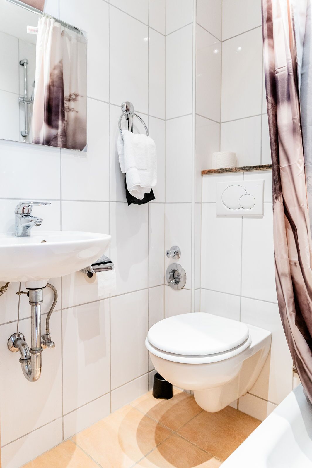 Douche, sèche-cheveux, serviettes fournies