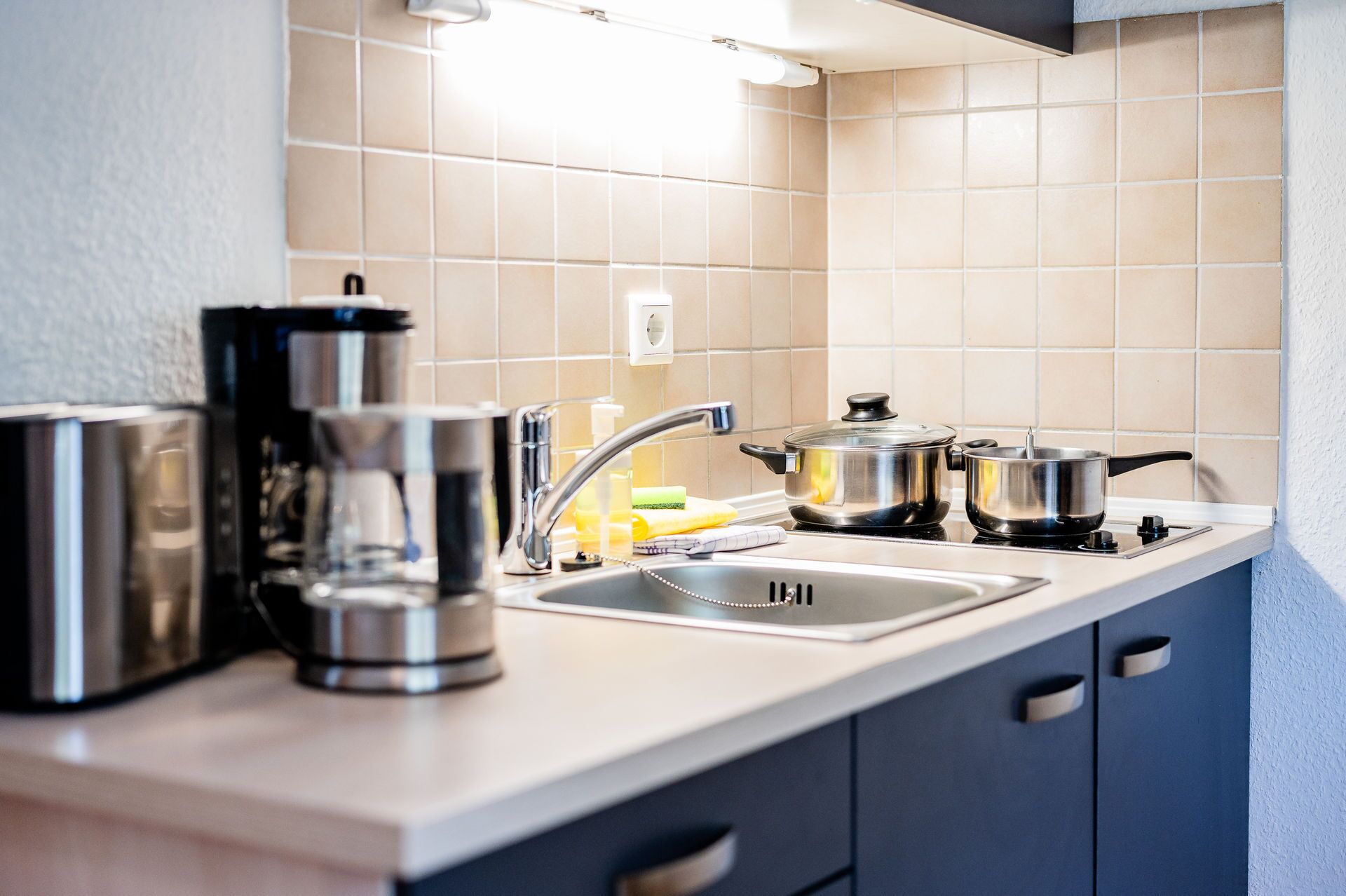 Réfrigérateur, plaque de cuisson, cafetière/bouilloire