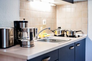 Kühlschrank, Herdplatte, Wasserkocher mit Kaffee-/Teezubehör