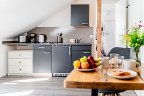 Fridge, oven, stovetop, coffee/tea maker