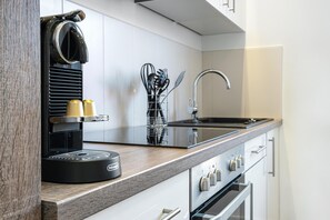 Een koelkast, een oven, een kookplaat, een koffiezetapparaat/waterkoker