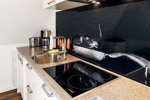 Frigorífico, horno, placa de cocina y lavavajillas