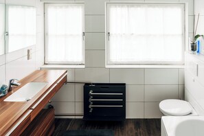 Douche, sĂšche-cheveux, serviettes fournies