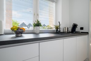 Een koelkast, een oven, een kookplaat, een vaatwasser