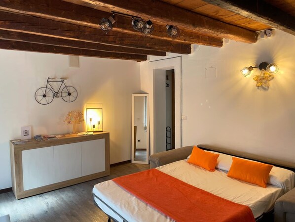 1 bedroom, WiFi, bed sheets - StellaNova Mansion - bike friendly (Jalmicco)