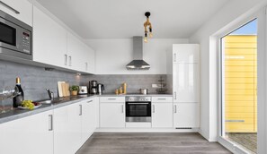 Geladeira, micro-ondas, fogão, cooktop