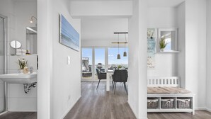 Een modern interieur met een badkamer, een eethoek en uitzicht.