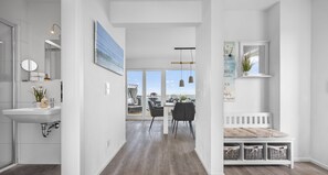 2 slaapkamers, een strijkplank/strijkijzer, reisbedje, gratis wifi