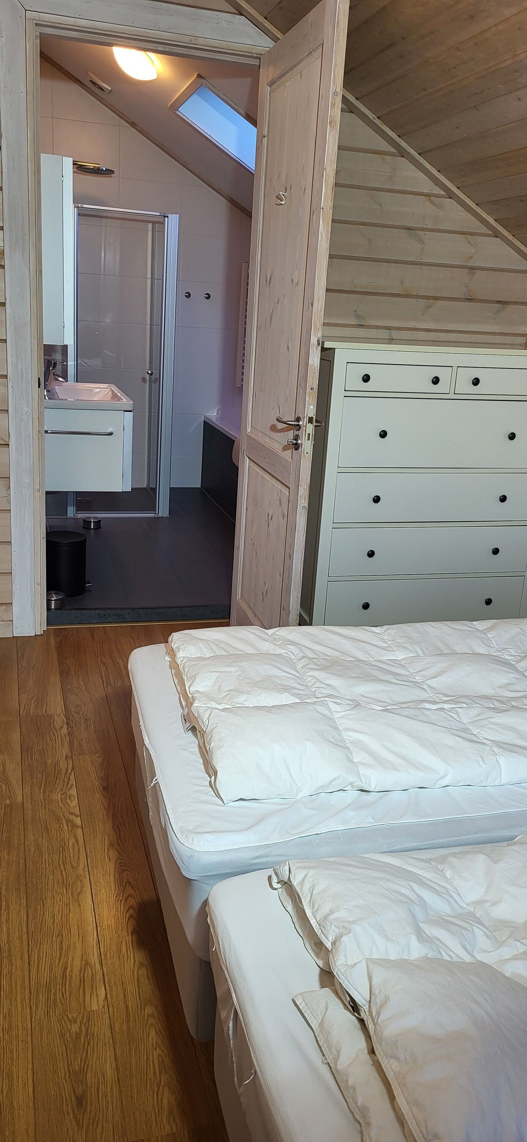 4 bedrooms, iron/ironing board, WiFi