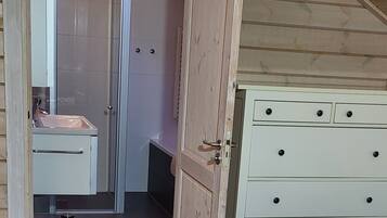 4 bedrooms, iron/ironing board, WiFi