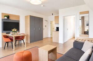 Un apartamento moderno con comedor, cocina y sala de estar.