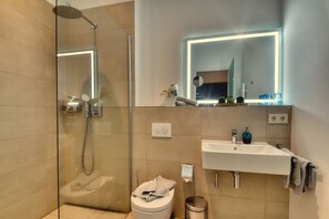 Shower, hair dryer - Vacation apartment in the Wreecher Idyll on Lake Wreechen (Putbus)